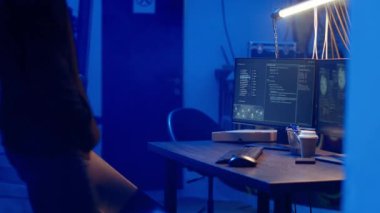 Kapüşonlu bilgisayar korsanı sığınakta yazılım ve video oyunu yayınları için çatlak yaratıyor. Ürünlerini korumak için şirketler tarafından uygulanan kurcalama karşıtı önlemleri aşan düzenbaz programcı, kamera B