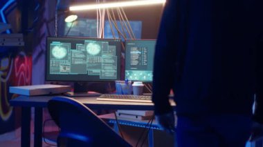 Hacker yeraltı üssüne geliyor. Şifreleme virüsü fidye virüsü kullanarak bilgisayar sabotajı yapmaya hazır. Siber suçlu hackleme işlemine başlıyor, kurbanlardan çalınan verileri fidyeye çeviriyor, kamera B