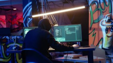 Yetenekli bir hacker, mağdur bilgisayarlara zararlı yazılım yerleştiriyor, hassas ve özel bilgileri çalıyor, Darknet üzerinden en yüksek teklifi verene satıyor, saklanma yerindeki bilgisayar ekranına bakıyor, kamera A
