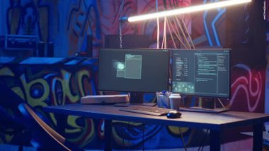 Kapüşonlu hacker gizli yeraltı sığınağına geliyor, DDoS saldırısını web sitelerine başlatmaya hazırlanıyor. Siber suçlular şirket sunucularını çökertebilen senaryolar üzerinde çalışmaya başlıyorlar, kamera B