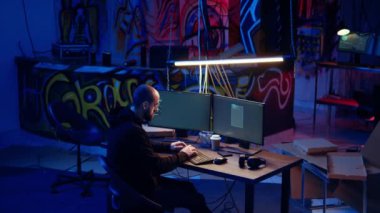 Yeraltı deposundaki hackerlar güvenlik sistemlerini aşan kötü amaçlı yazılımlar yapmak için bilgisayar ekranına kod satırları yazıyorlar. Karargahtaki gizli adam cihazları hackleyebilen senaryolar hazırlıyor.
