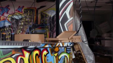 Şehirdeki terk edilmiş banliyölerde duvarlarında grafiti resimleri olan gençlerin bıraktığı pizza kutularını kapatın. Yasadışı gençler tarafından darmadağın edilmiş bölge, şehir kültürü kavramı