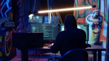 Hacker, içinde kurbandan elde edilen verilerin bulunduğu çantadaki SSD ile birlikte gizli üsten fidyeli yazılım programı yüklemek için ayrılıyor. Operasyon merkezinden bavulla çıkan adam, kamera B