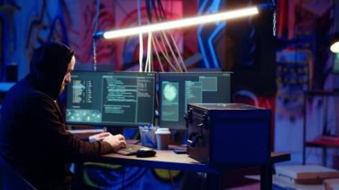 Hacker fidye virüsüyle şantaj yaptıktan sonra kurbandan çalınan bilgiler ve para dolu bavulla gizli üsten ayrılıyor. Siber suçlular suç işlemeyi bitirme planı, bodrumdan çıkış, kamera B