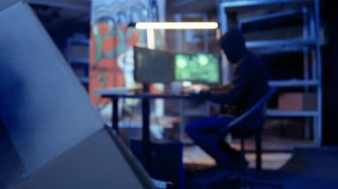 VPN ve darknet 'i anonim araç olarak kullanarak hükümetin sırlarını çalarken çevrimiçi kimliğini maskelemek. Yeraltı sığınağındaki adam yerini gizliyor, casusluk yapıyor, kamera A