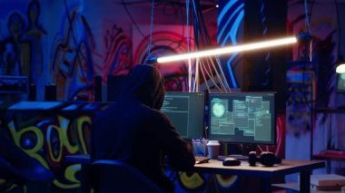 VPN ve darknet 'i anonim araç olarak kullanarak hükümetin sırlarını çalarken çevrimiçi kimliğini maskelemek. Yeraltı sığınağındaki adam yerini gizliyor, casusluk yapıyor, kamera B