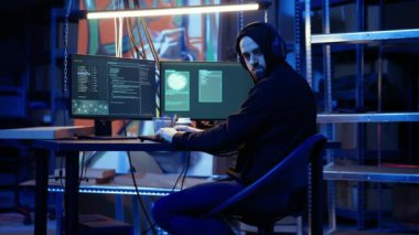 Hacker, devletinin başka ülkelerden devlet sırlarını çalması için uluslararası casusluk yapıyor. Endişeli bir şekilde arkasını kolluyor. Yakalanmaktan ve hapse girmekten korkuyor.