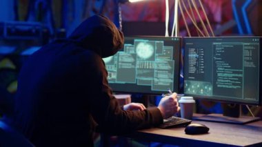 Terk edilmiş depodaki bilgisayar korsanı ortağıyla telefonda konuşuyor. Sahtecilik tekniği kullandıktan sonra veri çalıyor. Meslektaşıyla telefonda konuşan bir adam, kullanıcıları kandırarak bilgi sızdırıyor, kamera B