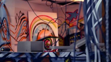Gerilla sanatçıların duvarlarına grafiti çizimleri serpiştirilmiş pizza kutularını kapatın. Gençler tarafından sanat ve şehir kültürü kavramında kullanılan ıssız ve tahrip edilmiş yerlere atılan nesneler.