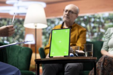 Tıbbi asistan yaşlılara reçeteli bir tedavi uyguluyor. Evlerinde fotokopi yeri olan tablet kullanıyor. Hemşire onların refahı için tıbbi ve profesyonel tavsiyeler veriyor..