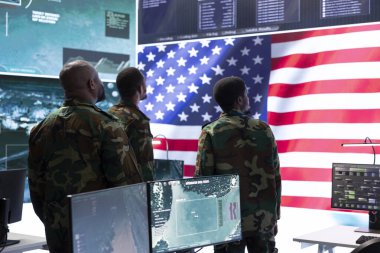 Siber Komuta Merkezi 'ndeki Amerikan subayları devlet sırlarını koruyor, gizli bilgileri yönetiyor ve siber güvenlik ve veri korumasını sağlamak için yüksek teknolojili dijital savaş stratejileri uyguluyor..