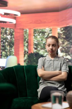 Terapi seansında duygusal sorunlarla boğuşan bir genç. Danışmanlık toplantısında ergenlik, zihinsel sağlık ve sosyal medyanın zihinsel refah üzerindeki etkisi ele alınıyor. Psikoterapi desteği.