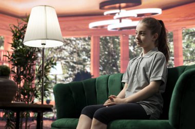 Ergenlik çağındaki çocuklar endişe ve sosyal sorunlarla başa çıkmak için davranış terapisi görüyorlar. Bir uzmanla yapılan seansta siber zorbalığa değinilirken duygusal yönetime odaklanılır. Sorunlu genç.