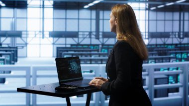 Veri merkezindeki yönetici insan beyni simülasyonu için yapay zeka bilgisayarlı modelle çalışıyor. Kalıp tanıma, kamera A kullanarak yapay zeka öğrenme algoritmaları üzerinde çalışan bir çalışan.