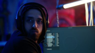 Hacker, şüpheli sesler duymak için sığınakta saklanıp kulaklıkları çıkarıyor. Kurbanlardan veri çaldıktan sonra kaygılanıyor. Müziği durduran adam, polis ve kamera tarafından yakalanmaktan korkuyor.