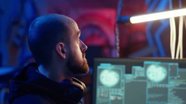 Hacker yeraltı sığınağında saklanıyor, arkasını kolluyor ve bilgisayar virüsü kullanarak kurbanlardan veri çaldıktan sonra endişeli hissediyor. Polis tarafından yakalanmaktan korkuyor.
