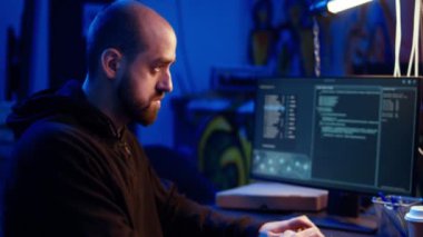 Hacker, onların bilgisi olmadan bilgisayarlardan bilgi toplamak için tasarlanmış bir casus yazılım geliştiriyor. Adam siber suç faaliyetleri yapıyor, saklanıyor, vuruluyor.