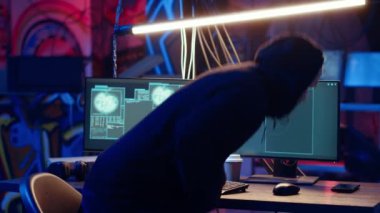 Hacker gizli yeraltı üssüne kurbandan aldığı bilgilerle geliyor. Fidye yazılımını kurması için kandırdıktan sonra. Adam suç planından memnun, kamera B