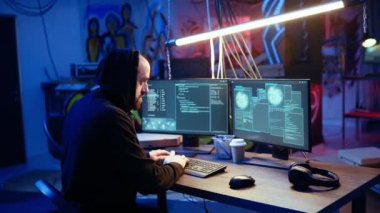 Devletin web sitelerini hackleyerek değerli verileri çalmaya çalıştıktan sonra gizli bir yerde saklanan bir casus güvenlik tarafından reddedildi. Sinirli casusluk uzmanı hassas bilgilere erişimi reddetti
