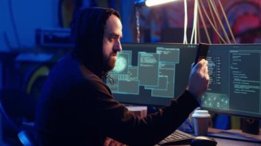 Kapüşonlu casus, SSD 'den askeri sırları çalmayı başarıyor ve gururla ona bakıyor. Diğer ülkelerde uluslararası casusluk savaşı için hükümet tarafından kiralanan hacker grubu, depolama cihazı, kamera B
