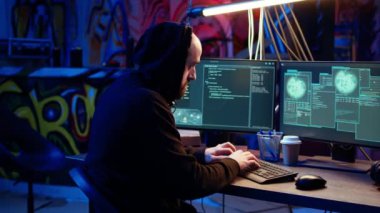 Karanlık yeraltı deposundaki hackerlar, hükümetin web sitelerini hedef alarak değerli verileri çalmaya çalışıyor ama hata mesajına erişimi engelleniyor, siber saldırılar reddediliyor, yakın plan çekimleri yapılıyor.