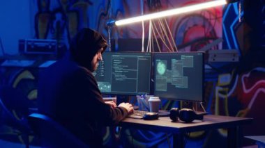 Hacker, dijital aygıtları tehlikeye atmak ve değerli hassas verileri çalmak için savunmasız bağlantıları hedef almak için bilgisayar kullanıyor. Düzenbaz programcı sistem savunmasızlıkları için kahramanlıklar buldu, kamera B