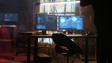 Hacker, neon ışıkları ve duvarlara grafiti çizimleriyle karışık operasyon üssüne geliyor. Siber suçlular, bilgisayar, kamera A kullanarak yasadışı faaliyetlerde bulunmak için getto sığınağını karargah olarak kullanıyorlar.