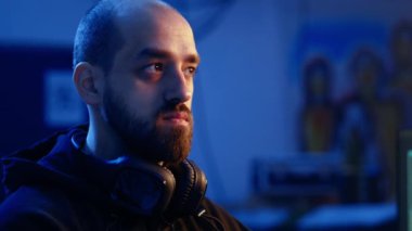 Hacker yeraltı sığınağında saklanıyor, arkasını kolluyor ve bilgisayar virüsü kullanarak kurbanlardan veri çaldıktan sonra endişeli hissediyor, polis ve kamera tarafından yakalanmaktan korkuyor.