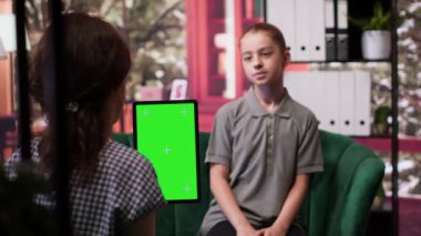 Depresyon için izole edilmiş kroma anahtar ekranın yanında terapi gören genç, kendine saygıyı artırmak için tavsiye istiyor. Psikolog, iç hayal kırıklığının üstesinden gelmesi için ona rehberlik ediyor. Kamera A.