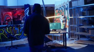 Hacker gizli üsse tabletle geliyor, virüsleri bilinmeyen kurbanların bilgisayarlarına yerleştiriyor, hassas ve özel bilgileri çalıyor, kara borsada en yüksek teklifi verene satıyor, kamera A