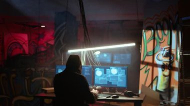 Güvenli olmayan cihazlara kötü amaçlı yazılım yerleştirmek için Grafiti duvarları olan gizli bir yerdeki hackerlar, çevrimiçi olmayan kullanıcılardan hassas verileri çalıp karaborsada satıyorlar.