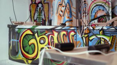 Şehir kaşifleri tarafından kirli gettoda terk edilmiş binalara bırakılan boş pizza kutuları ve sprey kutuları. Grafiti sanatı ve gerilla sanatçılarının Urbex 'te yaptıkları enkaz parçaları.