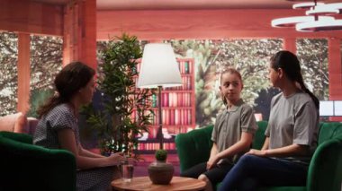 Sevecen bir anne kızına koşulsuz sevgi gösteriyor, şefkat gösteriyor ve terapide sarılıyor. Annem sevgilisini hormonal vardiyalarla, aile ilişkileriyle kabul ediyor. Kamera B.