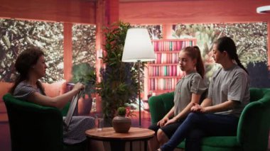 Aile terapisi seansı, anne ve kız arasındaki bağın güçlendirilmesi, ergenlik, zihinsel refah ve psikologla duygusal yönetime odaklanır. Sosyal sorunlar. Kamera B.