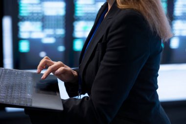 Sunucu merkezindeki bilgisayar bilimcisi depolama ünitesi kuruyor, parametreleri dizüstü bilgisayarla kontrol ediyor. Bilgi Merkezi 'ndeki bilgi işlem uzmanının dizüstü bilgisayarını kapat, ana bilgisayar bileşenlerini değiştir