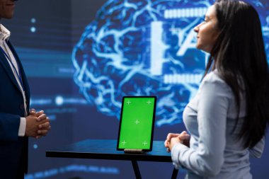 AI alanında geliştirmeler yapan takım arkadaşları krom anahtar tablet kullanıyorlardı. Yapay zekanın yer aldığı yüksek teknoloji laboratuvarında çalışan programlama ekibi çalışanları tarafından kullanılan model cihazı.