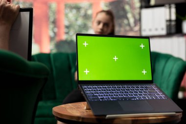 Terapist, düşük özgüvenle uğraşan bir ergenle yapılan bir danışma toplantısında yeşil ekran ekranını kullanıyor. Psikoterapist ona dayanıklılık ve özgüven kazandırıyor..