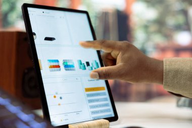 Genişleme hedeflerine ulaşmak için girişim faaliyetlerini inceleyen genç yönetici, kendi ofisinden çalışıyor. İş adamı iş akışını, muhasebe analitik planını geliştiriyor. Kapat..