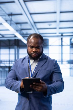 Veri merkezi teknisyeni tablet kullanarak veri tabanının güvenliğini ve güvenliğini sağlıyor. Sunucu merkezi çalışanı, ağ içindeki yetkisiz erişimi ve şüpheli faaliyetleri engelliyor.