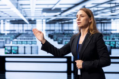 Veri merkezinde yazılım geliştirici, donanım ve donanımı kontrol ediyor, AR hologramı ile kontrol ediyor. İşçi planlama ve çalıştırma sunucu hub göçleri ve güncellemeler artırılmış gerçeklik kullanarak