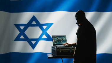İstihbarat teşkilatının kontrol odasındaki İranlı casus Arap çatışması sırasında tehditleri tanımlamak için askeri teknoloji kullanıyor. Mossad gizli ajanı gizli savaş operasyonları için yazılım kullanıyor, kamera B