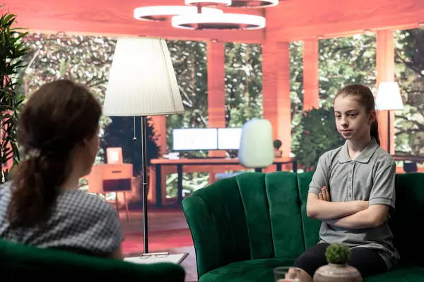 Danışmanlık seansında kendine güven sorunlarına odaklanan bir kız. Genç, travma ve hormonal değişimler için rehberlik ve profesyonel tavsiye istiyor. Psikoterapi.