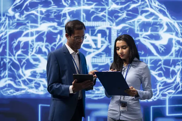 Bilgisayardaki ve tabletteki görevleri çözen bilişim departmanı iş arkadaşları, yapay zeka programlama senaryoları çalıştırıyorlar. Yapay zeka uygulamaları geliştirmek için beyin fırtınası yapan teknisyenler.