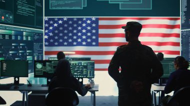 Amerikan askeri personeli sunucuların korunmasını ve gizli bilgileri güvence altına alıyor, devlet sırlarını yüksek teknoloji bürosunda koruyor. Ordu askeri hackleme faaliyetlerini denetliyor. Kamera B.