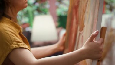 Kırsal bir atölyede, ressam bir palete suluboya boya karıştırarak tuval üzerinde bir başyapıt yaratır. Fırçayla resim yapan yetenekli bir kadın yaratıcılığını ve sanat eserlerini gösteriyor. Kamera A.