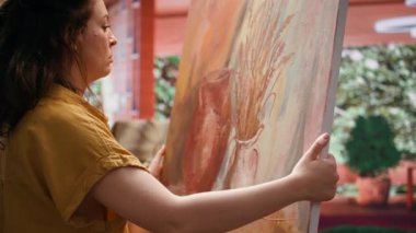 Kırsal bir atölyede, ressam bir palete suluboya boya karıştırarak tuval üzerinde bir başyapıt yaratır. Fırçayla resim yapan yetenekli bir kadın yaratıcılığını ve sanat eserlerini gösteriyor. Kamera B.
