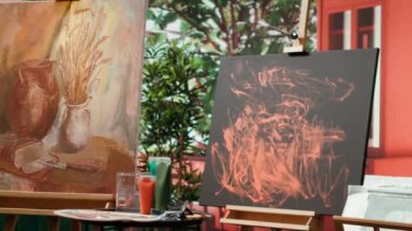 Boş bir sanat ve zanaat atölyesi, tuvalin üzerinde kırsal ve güzel bir tablo modern bir atölyede suluboya ile yaratıcı bir çalışma. Boya tüpleri ve aletlerle sanat şaheseri.