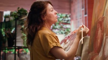 Ressam, sanatçının yeteneğini ve kravat boyasını yaratıcı atölyede bir başyapıt yaratmak için kullanır. Renkleri boya fırçasıyla harmanlar. Özel bir resim tekniğiyle hayata karşı kırsal sanat eserleri. Kamera A.