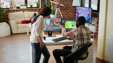 Video düzenleme sürecinde işbirliği yapan yaratıcı ırklar arası çift profesyonel yazılım ve renk çarkını kullanmanın birçok yolunu tartışıyor. Memlekette çok ırklı kadın ve erkekler var. Kamera A.