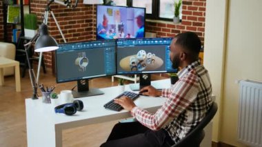 Afrikalı Amerikalı tasarımcı endüstriyel projeler için 3D modelleme araçları ve CAD yazılımı kullanır. Üretim endüstrisi için prototip ve vites modelleri üzerinde çalışıyorum. Kamera A.